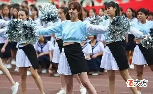 【就爱时尚】“哪还有学生样”？某高中女生因“举牌”走红，妆容精致引热议