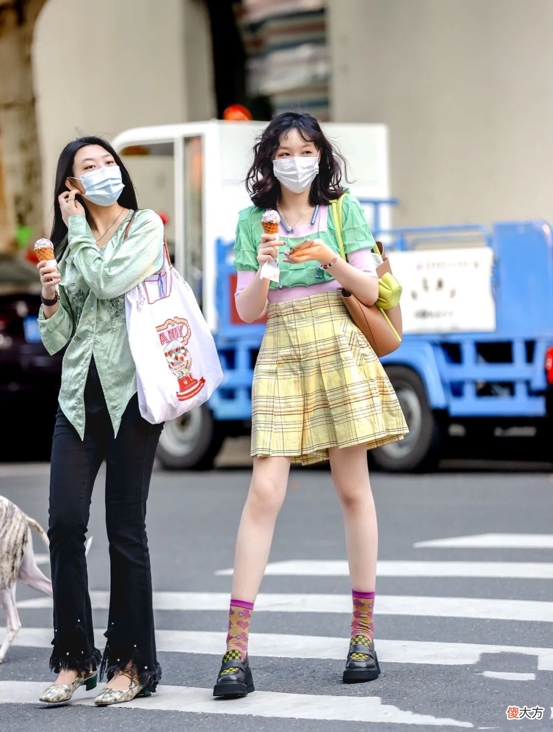【时尚一点】上海街拍太时髦了，姑娘们穿着清爽又高级，不愧是“大都市”