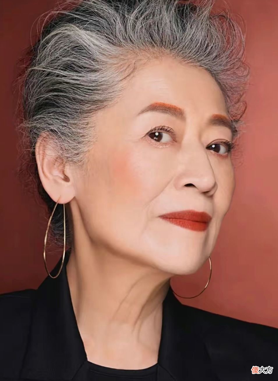 【时尚一点】这才是日本女人“老得慢”原因：远离老年装，穿搭不扮嫩也不显老