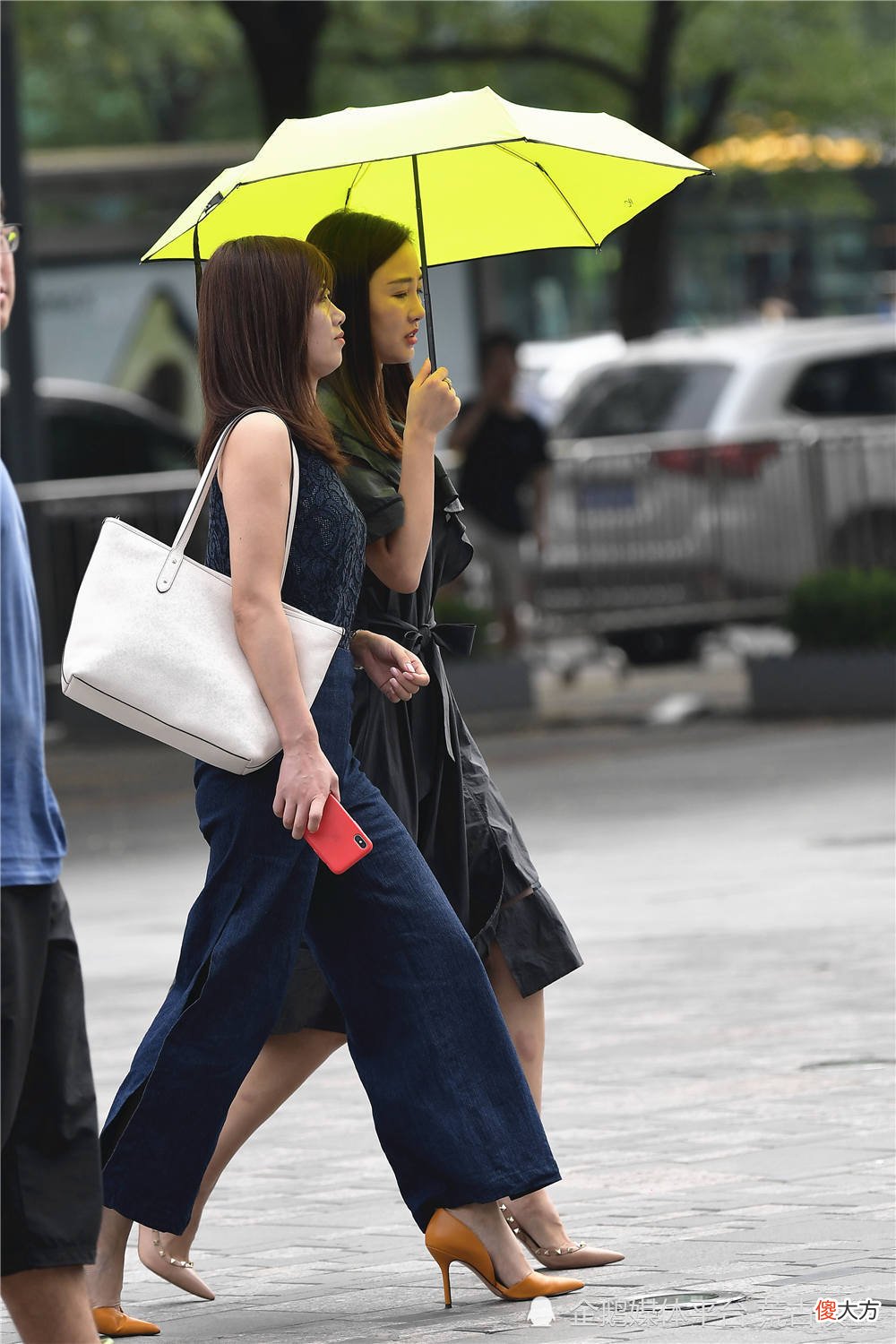 【时尚一点】时尚美女喜欢高跟鞋，尖头细跟鞋更好看，高度不需要太高