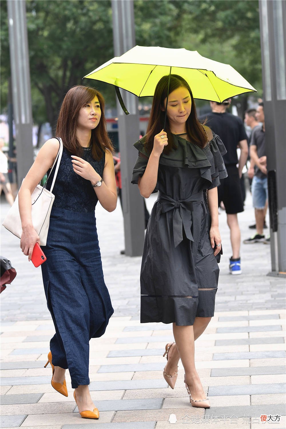 【时尚一点】时尚美女喜欢高跟鞋，尖头细跟鞋更好看，高度不需要太高