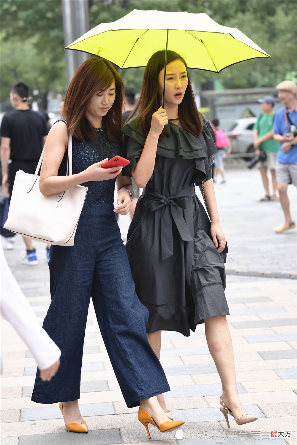 【时尚一点】时尚美女喜欢高跟鞋，尖头细跟鞋更好看，高度不需要太高