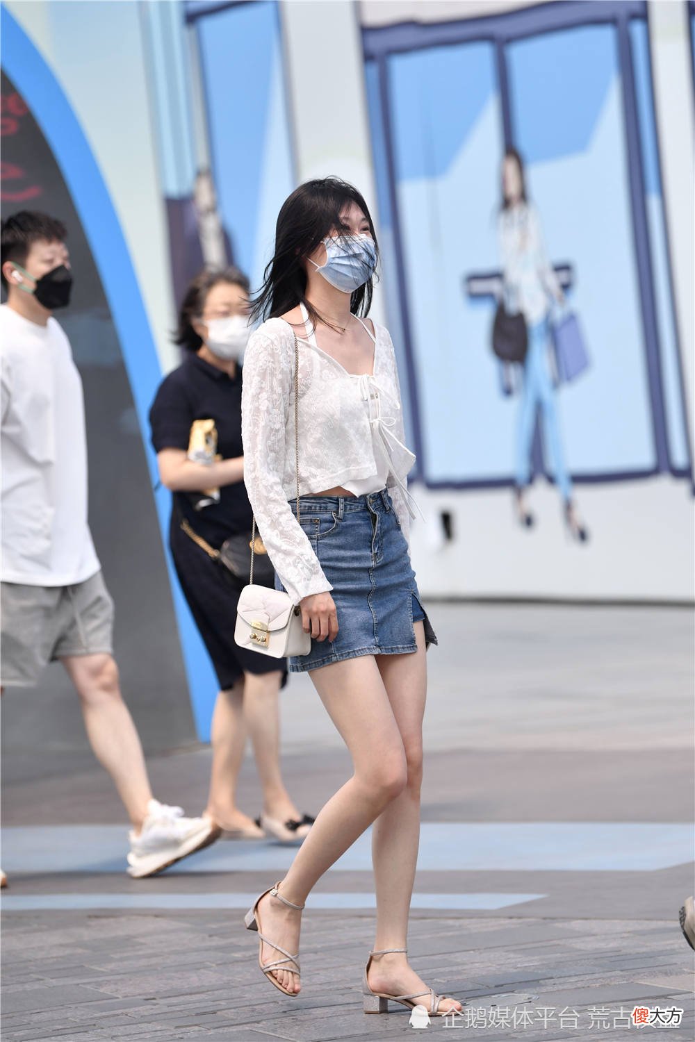 【时尚一点】夏季出门要清凉一些，搭配牛仔短裤还是短裙，要怎么挑选呢？