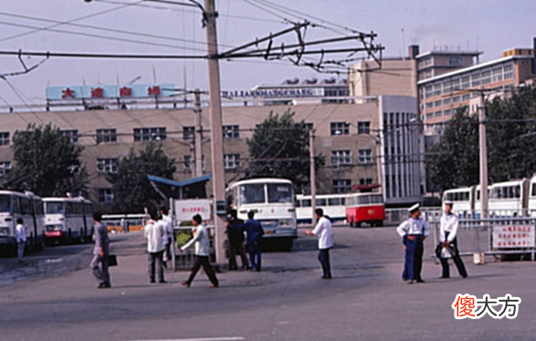 【历史故事】1983年的辽宁大连老照片：图2建筑当年很洋气，图6街道出奇的干净