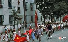 【历史故事】1983年的辽宁大连老照片：图2建筑当年很洋气，图6街道出奇的干净