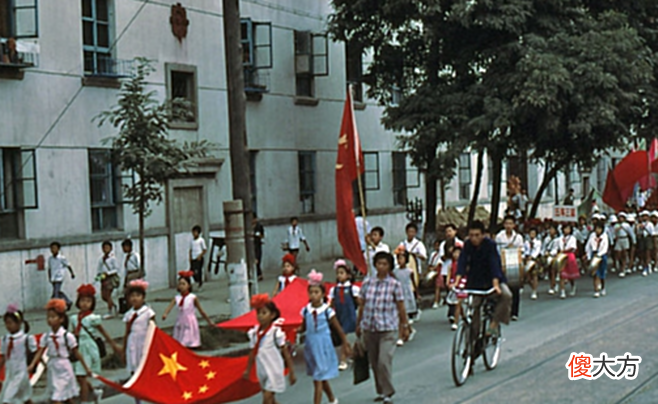 【历史故事】1983年的辽宁大连老照片：图2建筑当年很洋气，图6街道出奇的干净