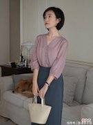 【就爱时尚】看到这位40岁博主才发现：中年女人穿“粉色”，原来可以这么高级
