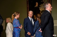 【就爱时尚】西班牙第一夫人成晚宴大赢家！穿中国红秀超模身材，还被拜登搂腰