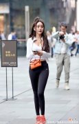 【时尚一点】街拍美女，潮流瑜伽服尽显好身材，但却有这样尴尬的缺点