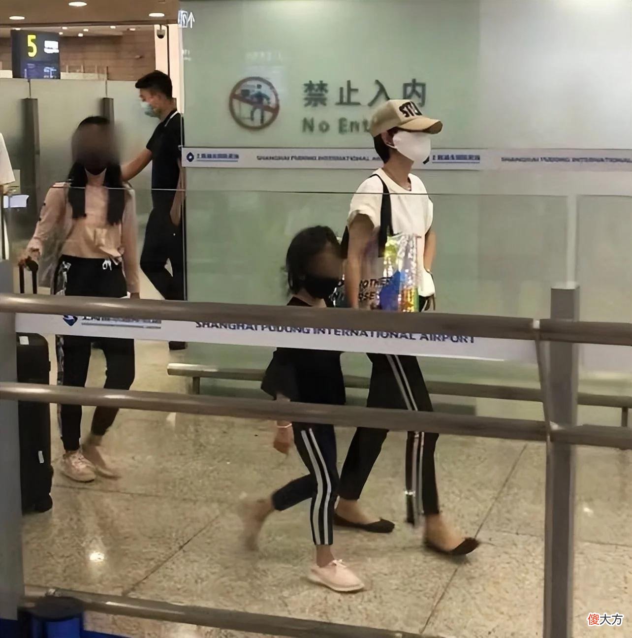 【就爱时尚】马伊琍品味真该提升了！娘仨穿成彼此翻版，但款式风格未免太普通