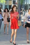 【时尚一点】街拍美女：时尚镂空连衣裙，轻熟的气质扑面而来