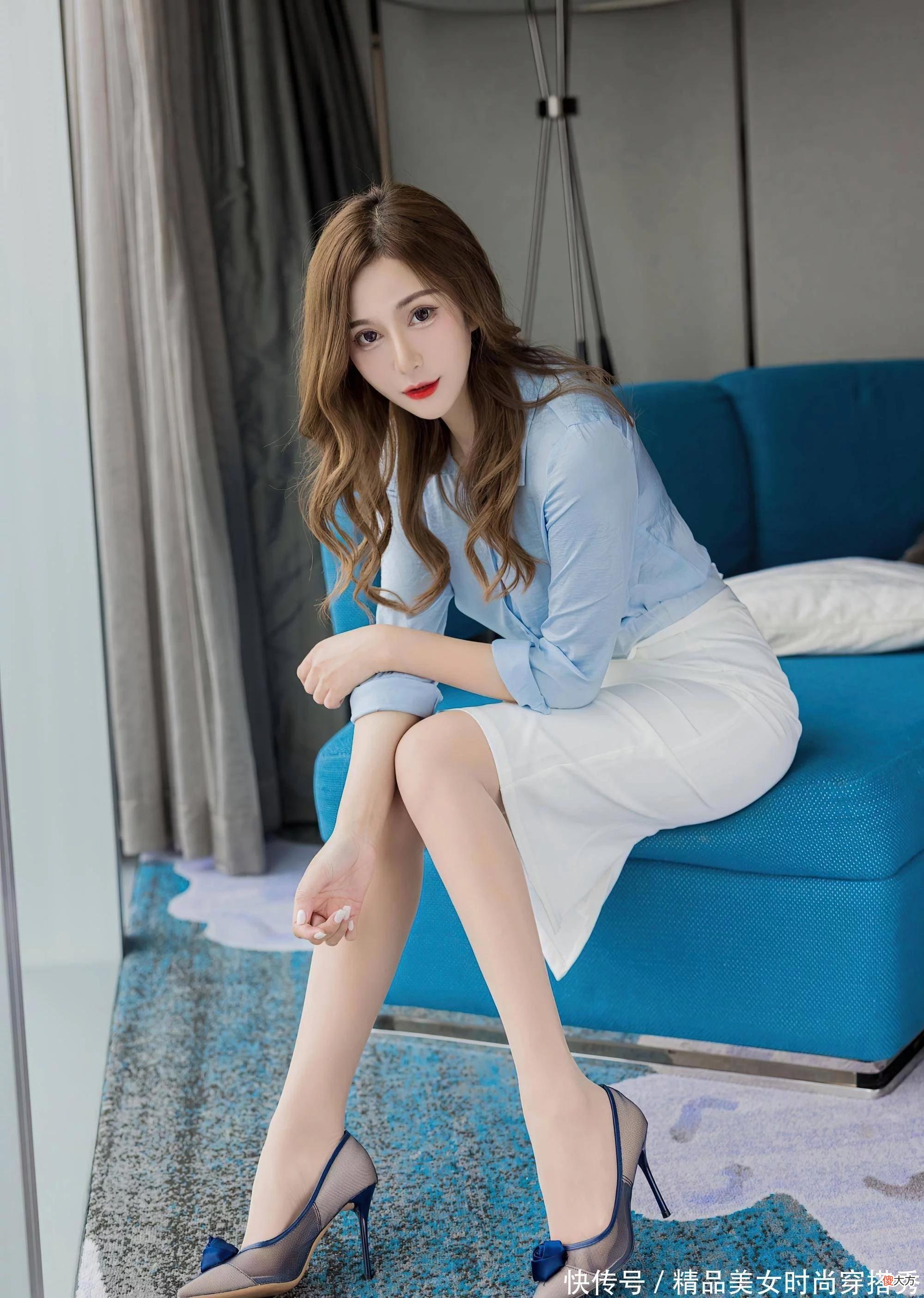 【时尚一点】美女浅蓝色衬衫搭配白色半身裙，清新简单却展现出不一样的魅力
