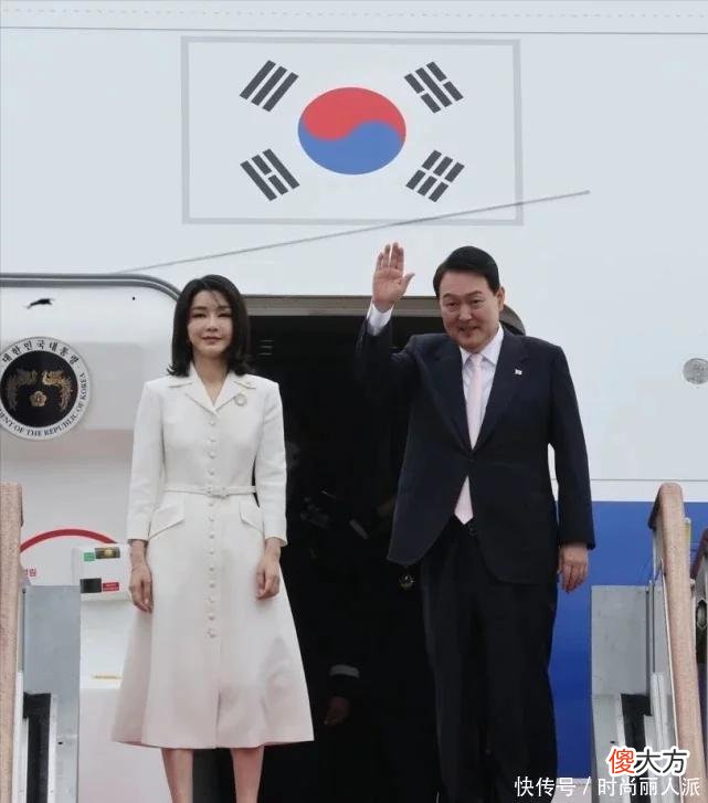 【时尚一点】韩国第一夫人首亮相就大抢风头！穿白裙成晚宴花魁，终于扳回一成
