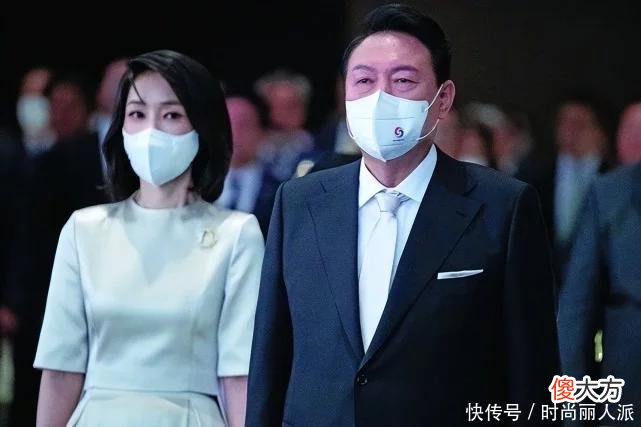 【时尚一点】韩国第一夫人首亮相就大抢风头！穿白裙成晚宴花魁，终于扳回一成