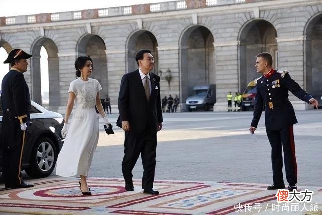 【时尚一点】韩国第一夫人首亮相就大抢风头！穿白裙成晚宴花魁，终于扳回一成