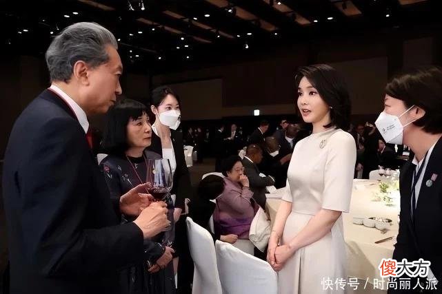 【时尚一点】韩国第一夫人首亮相就大抢风头！穿白裙成晚宴花魁，终于扳回一成
