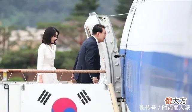 【时尚一点】韩国第一夫人首亮相就大抢风头！穿白裙成晚宴花魁，终于扳回一成