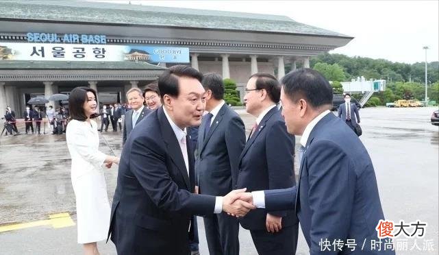 【时尚一点】韩国第一夫人首亮相就大抢风头！穿白裙成晚宴花魁，终于扳回一成