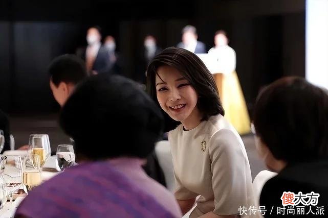 【时尚一点】韩国第一夫人首亮相就大抢风头！穿白裙成晚宴花魁，终于扳回一成