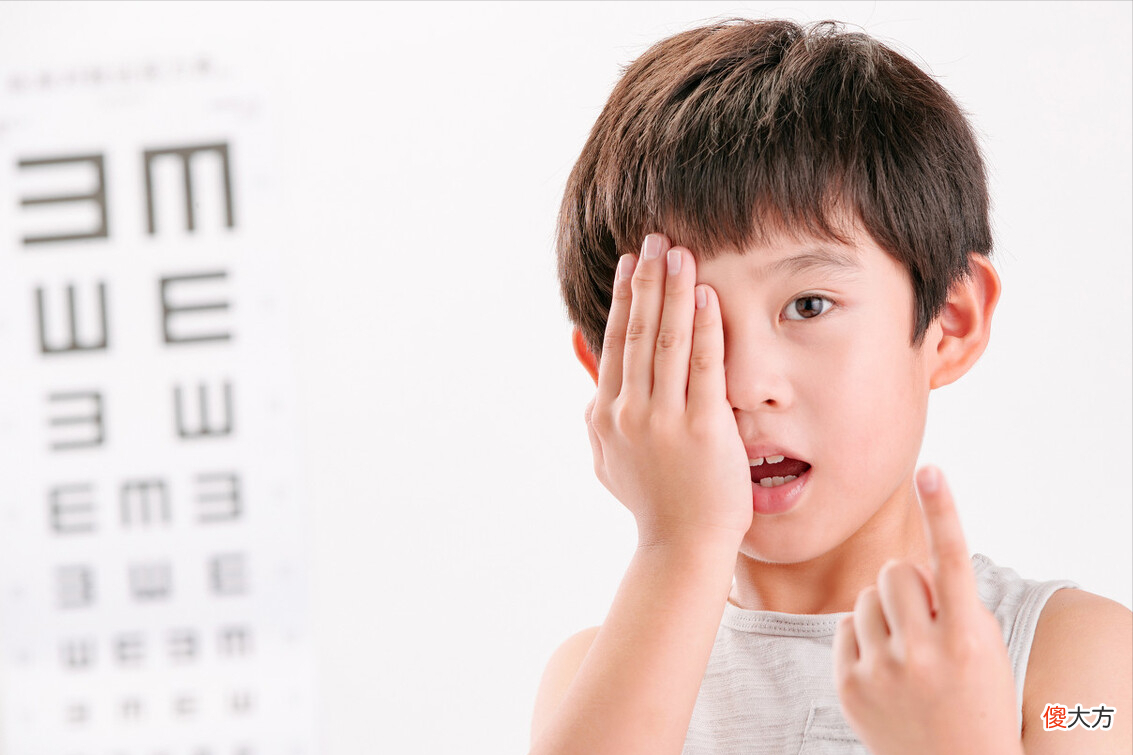 儿童近视率年年攀升，除了电子产品，家长6个举动更损伤孩子视力
