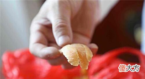 【历史故事】安徽小伙修脚30年,刮下万人脚皮作画,因花纹独特被富豪20万买走