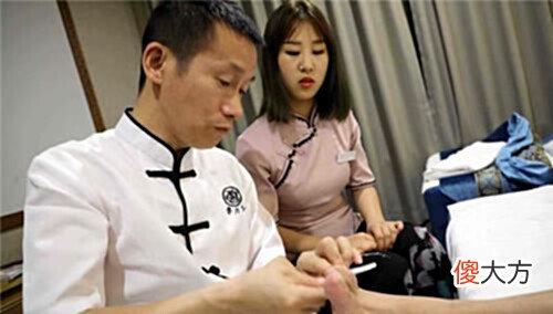 【历史故事】安徽小伙修脚30年,刮下万人脚皮作画,因花纹独特被富豪20万买走