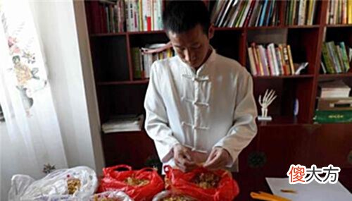 【历史故事】安徽小伙修脚30年,刮下万人脚皮作画,因花纹独特被富豪20万买走