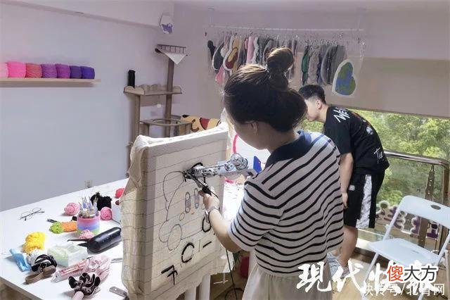 【时尚一点】年轻人爱上“搞毛线”，Tufting你玩过吗？