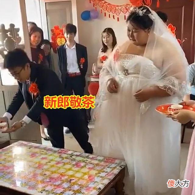 【时尚一点】瘦小男子娶微胖新娘，新娘胳膊有新郎2个大腿粗，网友：娶到宝了
