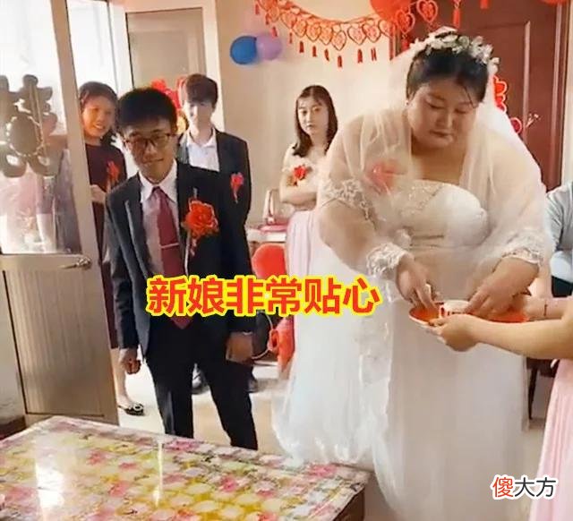 【时尚一点】瘦小男子娶微胖新娘，新娘胳膊有新郎2个大腿粗，网友：娶到宝了