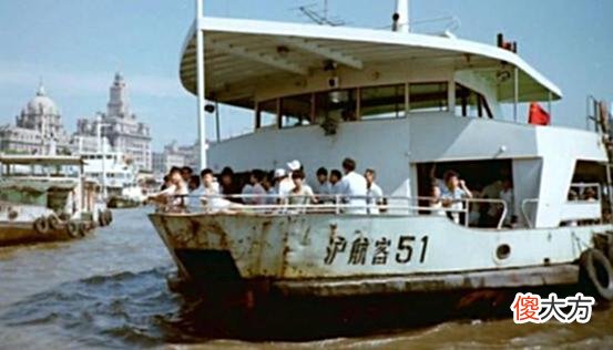 【爱历史】老照片：一线城市上海，80年代什么样？流行什么时髦衣服？