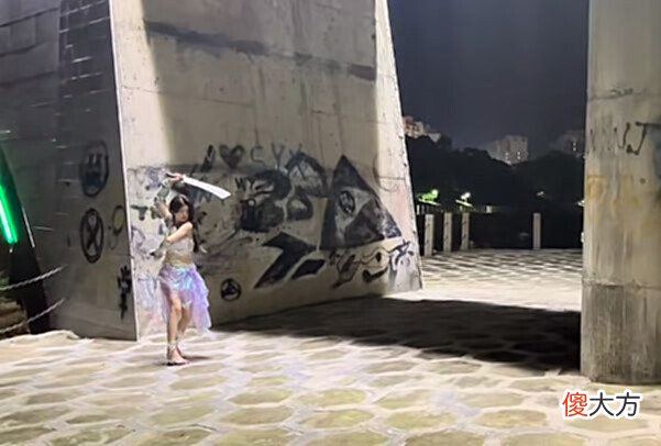 【游戏迷】萌妹闹市区大打出手,纯欲装束却是练家子?原来阔刀、双刀这么用