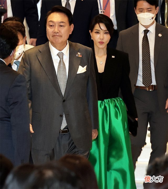 【就爱时尚】被韩国夫人的美女翻译美到了！穿黑西装亮相好美，“原装脸”更美