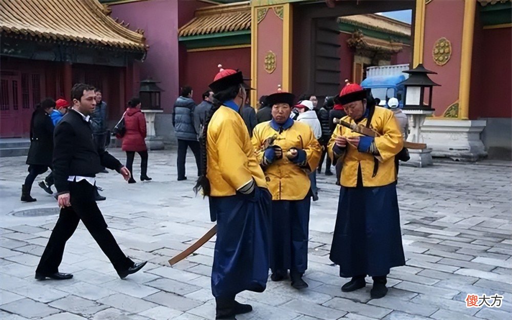 【爱历史】晚清大内侍卫真实形象：虎背熊腰，手持利刃，每个人都面露凶光