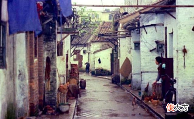【历史故事】1978年的广州，老式建筑骑楼，练军体拳的士兵，雨中街景