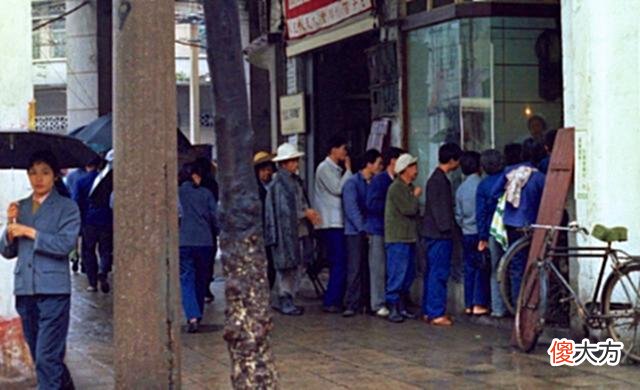 【历史故事】1978年的广州，老式建筑骑楼，练军体拳的士兵，雨中街景