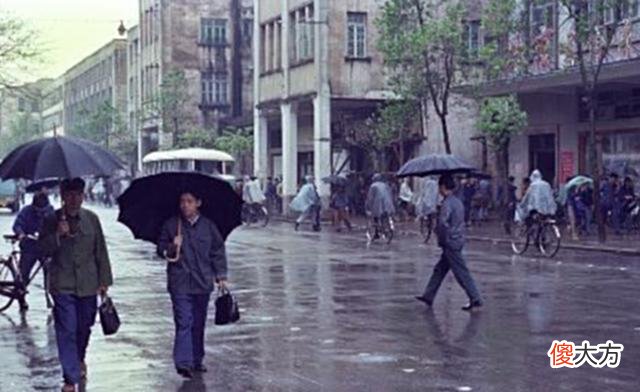 【历史故事】1978年的广州，老式建筑骑楼，练军体拳的士兵，雨中街景