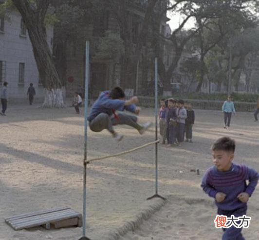 【历史故事】1978年的广州，老式建筑骑楼，练军体拳的士兵，雨中街景