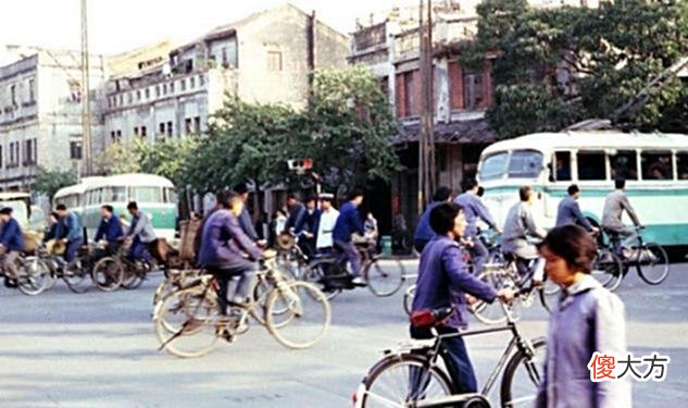 【历史故事】1978年的广州，老式建筑骑楼，练军体拳的士兵，雨中街景