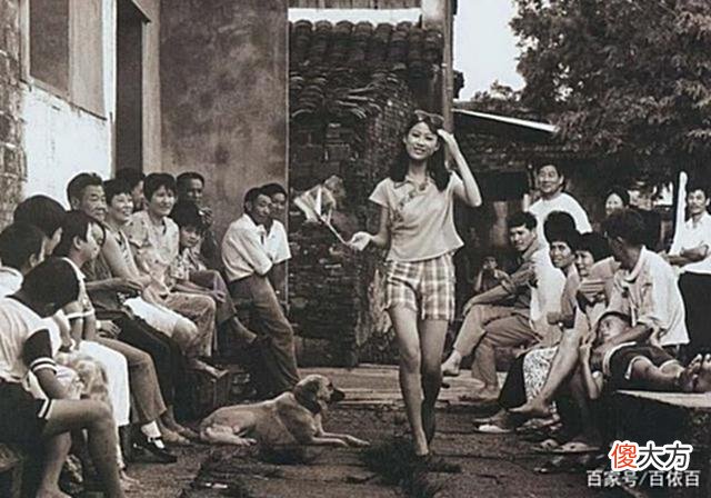 【爱历史】80年代的中国珍贵老照片：图一是考驾照，最后的女生太吸引人了