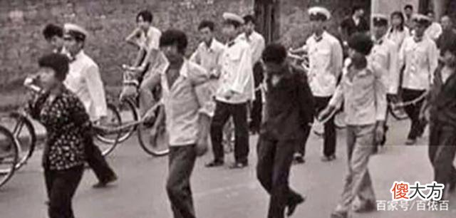 【爱历史】80年代的中国珍贵老照片：图一是考驾照，最后的女生太吸引人了