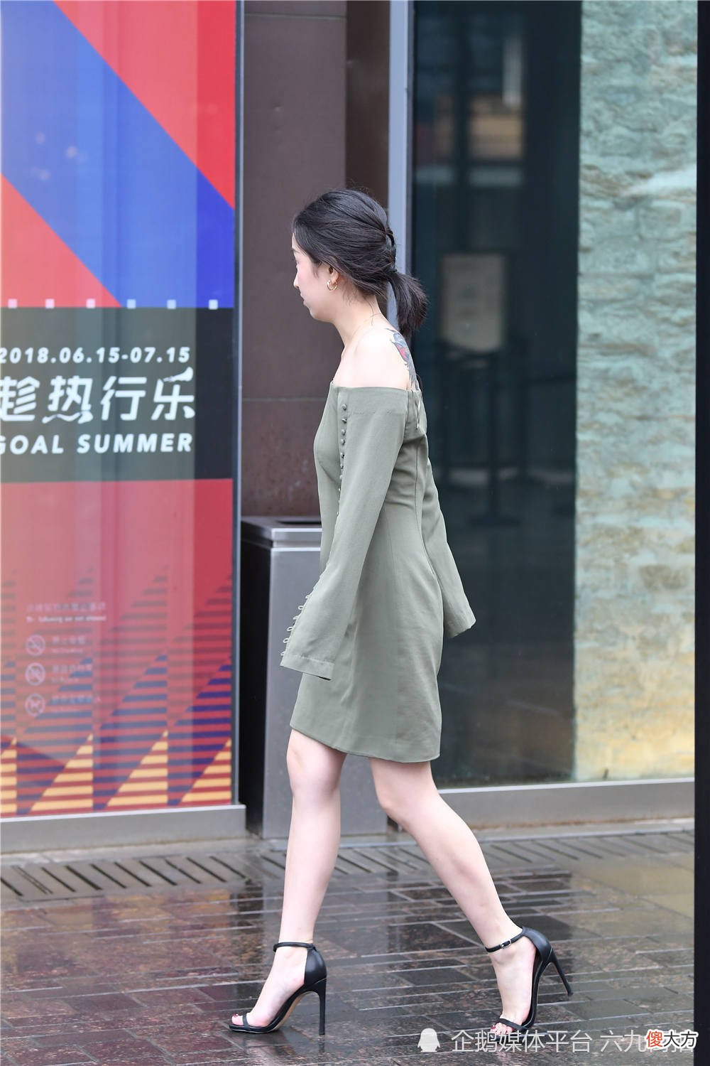 【就爱时尚】一字带细跟凉鞋,搭配一字肩连衣裙,穿出精致很简单