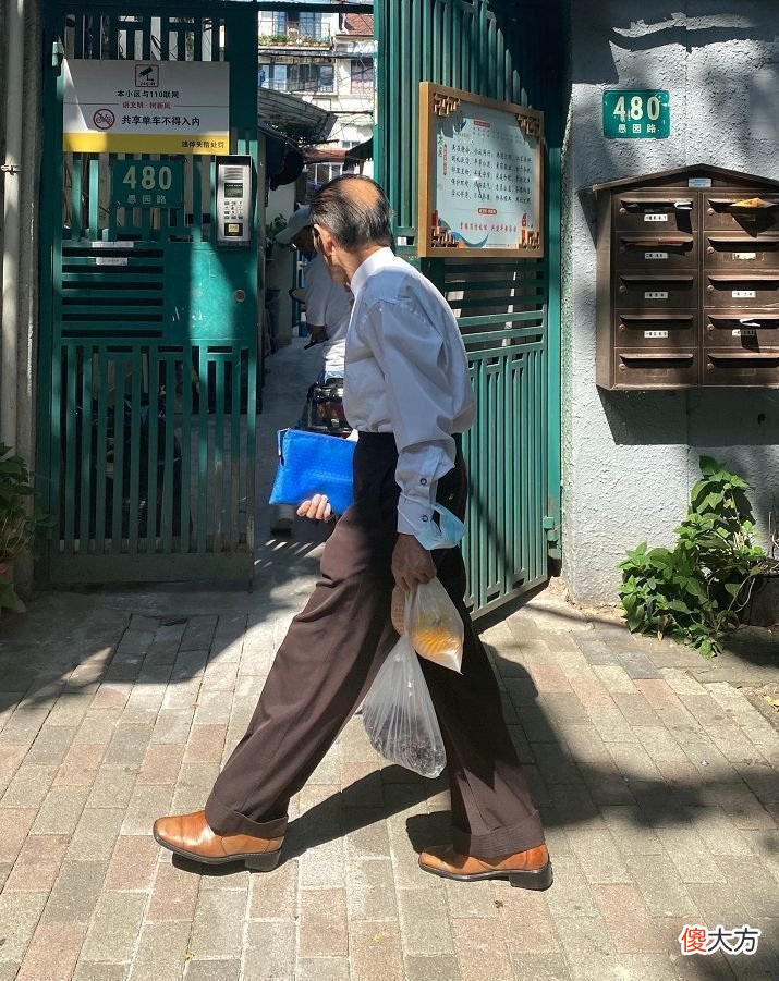【时尚一点】这是我见过最时髦的上海爷爷：不穿大牌，爱基础款，高级有腔调