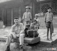 【爱历史】老照片：美国飞虎队不远万里来中国抗日，甜美女孩夹道热烈欢迎！
