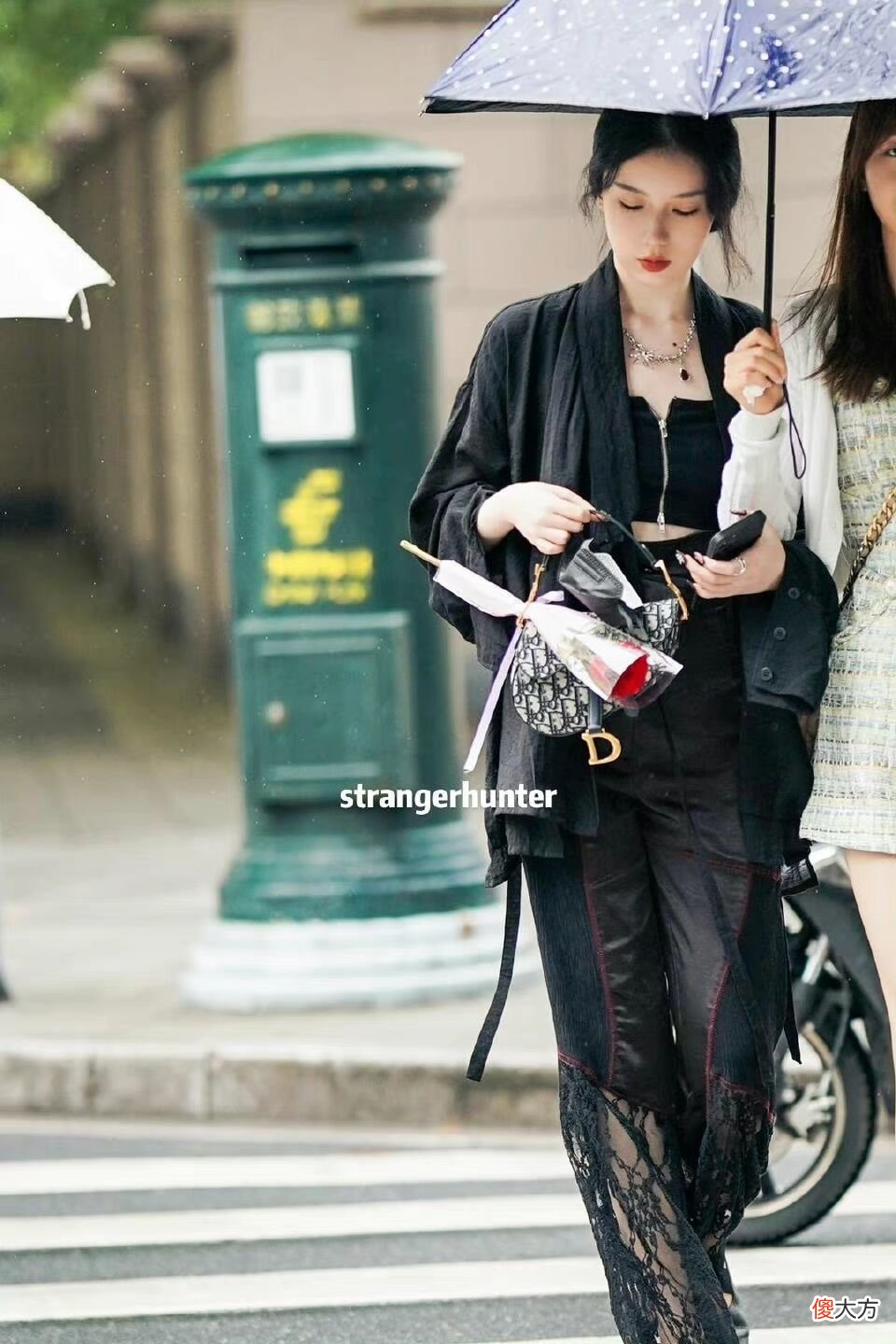 【时尚一点】夏日穿搭如何美成“风景”？跟着上海街拍学搭配，轻松美出新高度