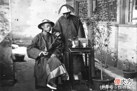 【历史故事】8张罕见的清朝官员照片，图3是文武百官上朝，图6是一家人合影