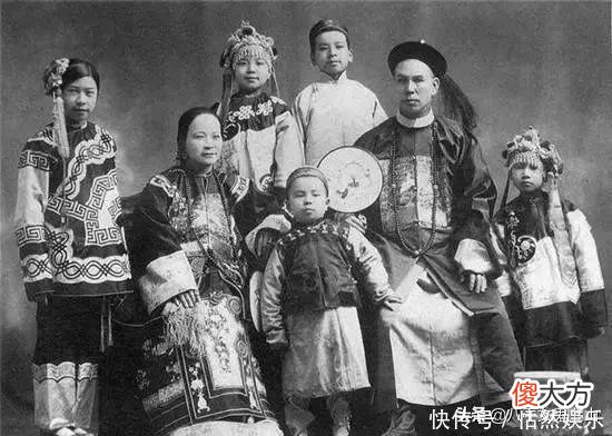 【历史故事】8张罕见的清朝官员照片，图3是文武百官上朝，图6是一家人合影