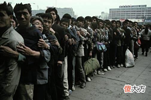 【历史故事】90年代中国老照片：图1现在仍买不起，最后一张90后的青春回忆！