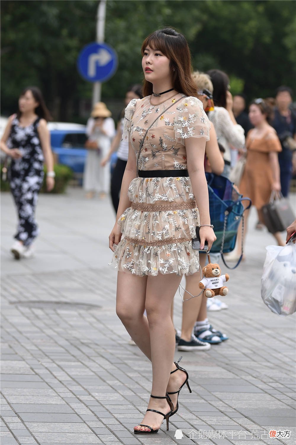 【时尚一点】细高跟凉鞋，适合夏季搭配，要简约的设计才显身材