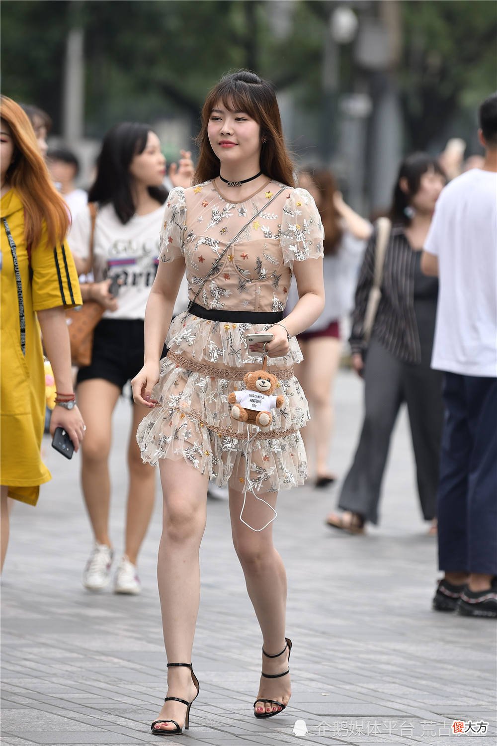 【时尚一点】细高跟凉鞋，适合夏季搭配，要简约的设计才显身材